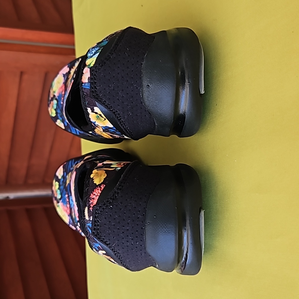 Bzees Women's Lollipop slip on floral print memory foam flats. Women's size 6.5M - Picture 2 of 10